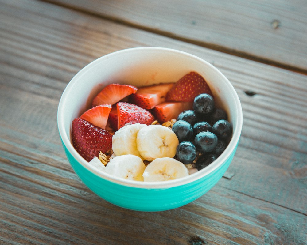 Desayuno saludable con frutas y cereales